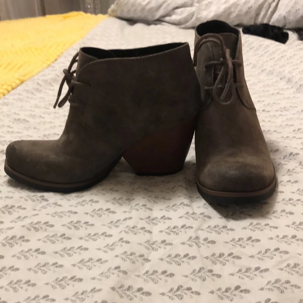 Kork-Ease Gray/Brown Ankle Booties Sz 7 EUC - Picture 7 of 8